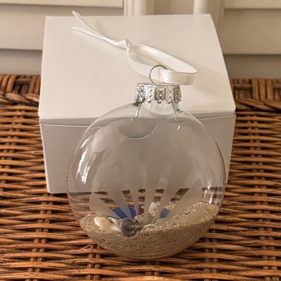 Other - Elegant Clear Glass Ornament with Sand and Seashells